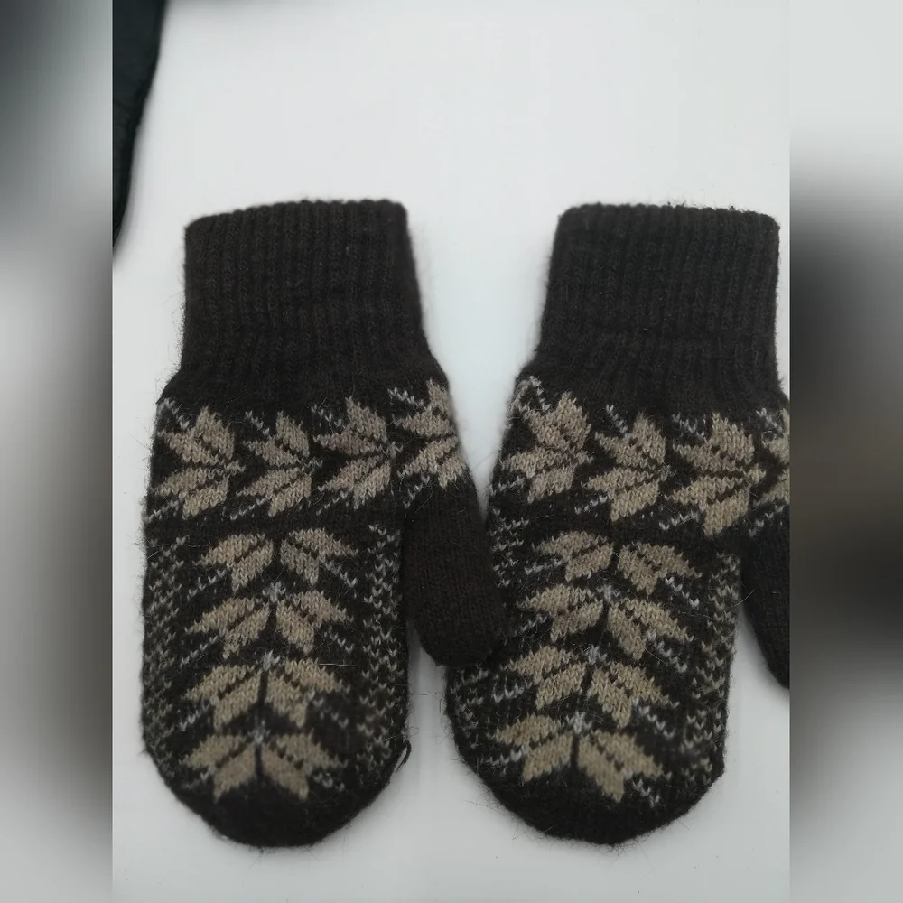 Cozy Knit Mittens with Leaf Pattern